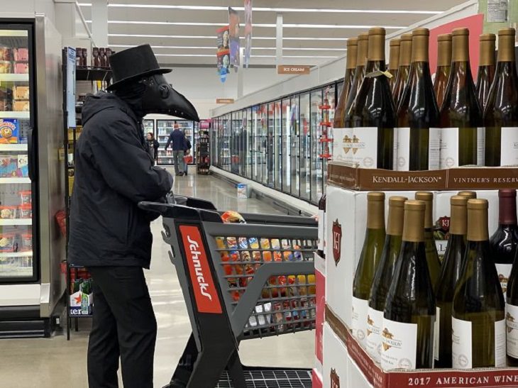 20 Creativas Formas De Protegerse Contra El Coronavirus hombre con traje de la peste negra en el supermercado