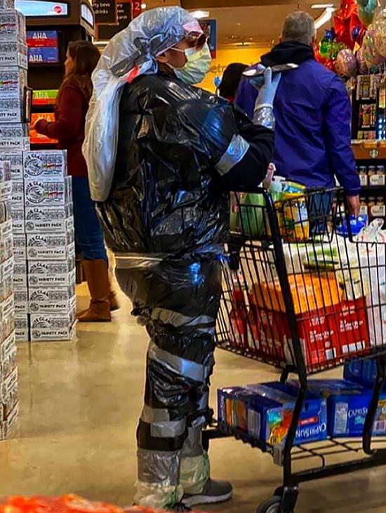 20 Creativas Formas De Protegerse Contra El Coronavirus mujer cubierta de bolsas de pies a cabeza en el supermercado