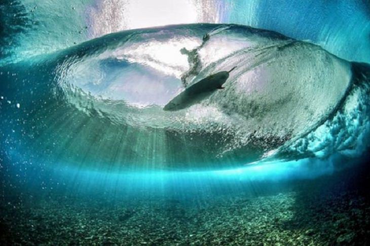Brillantes Fotos De Los Humanos y La Naturaleza En Armonía surfeando en el mar