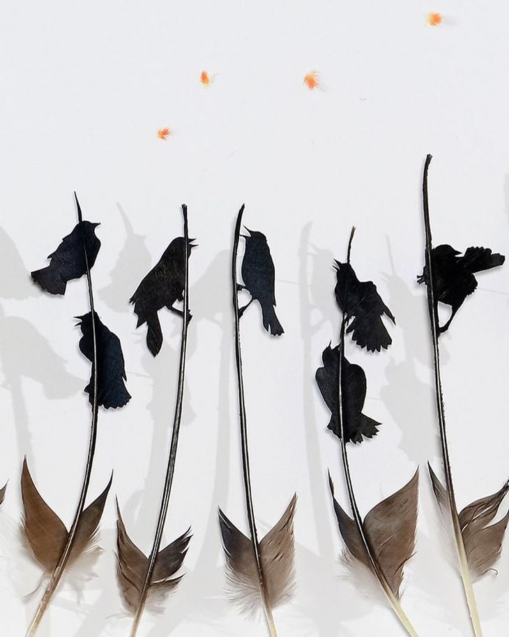 Descubre El Maravilloso Arte Con Plumas De Chris Maynard cuervos en ramas