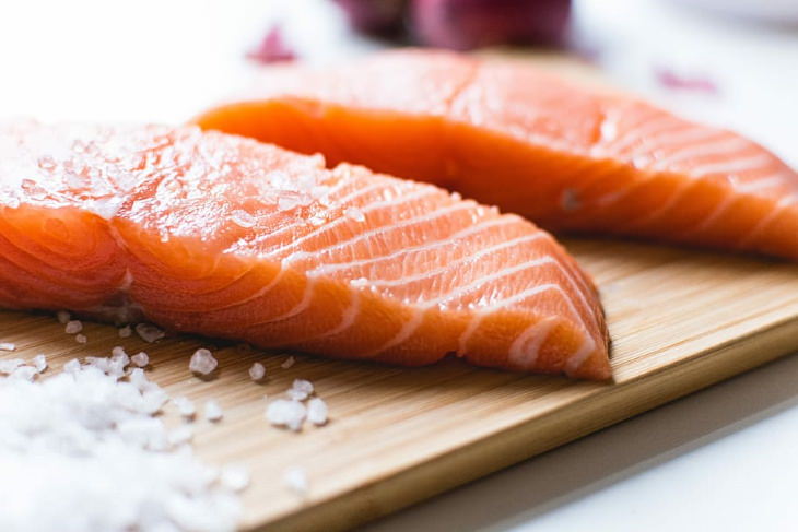 Alimentos saludables para consumir después de los 50 Pescado graso