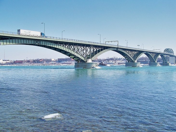 26. El Puente de la paz, un puente internacional sobre el río Niágara