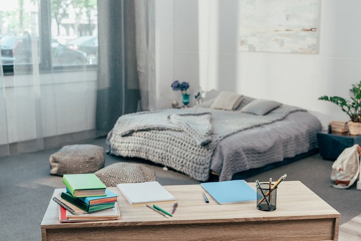 8 Consejos Para Ordenar Tu Dormitorio Si puedes, no dejes tu espacio de trabajo dentro de la habitación