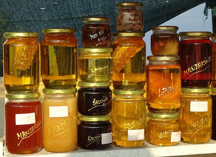 miel cruda en tarros