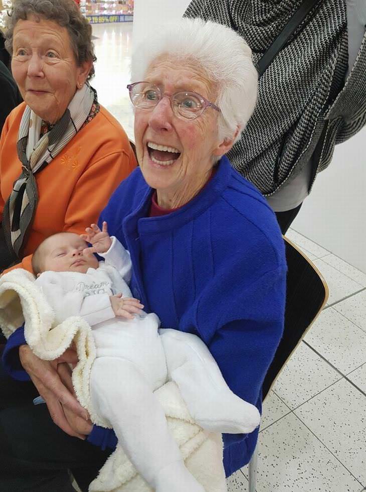 Fotos Que Reflejan Las Emociones Al Hacer Algo Por Primera Vez abuela y nieta por primera vez