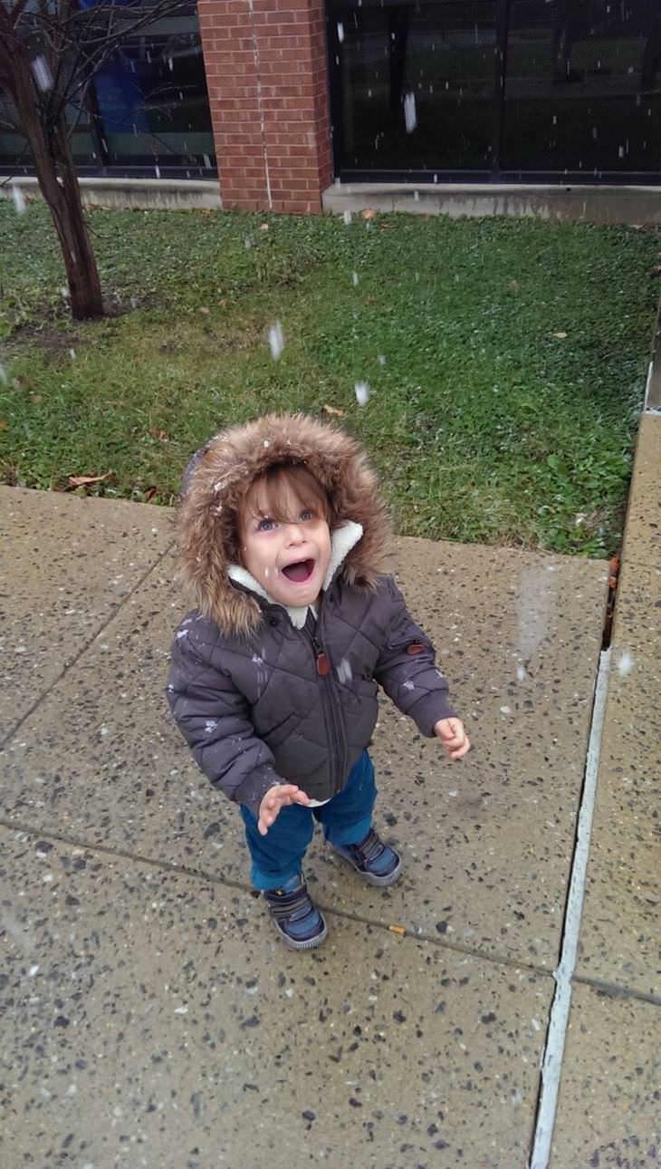 Fotos Que Reflejan Las Emociones Al Hacer Algo Por Primera Vez niño ve la nieve por primera vez