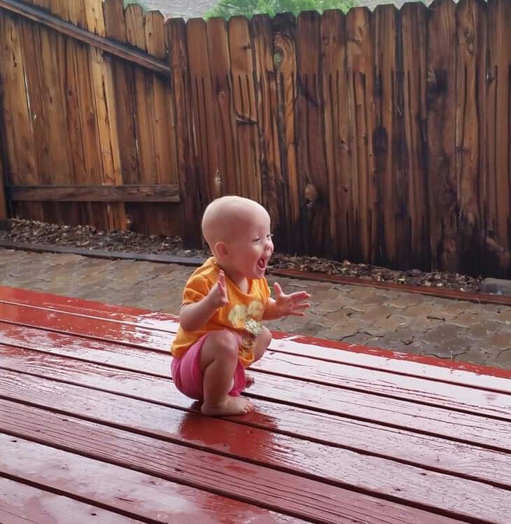 Fotos Que Reflejan Las Emociones Al Hacer Algo Por Primera Vez bebé jugando en la lluvia