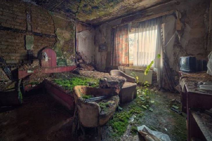 Una habitación en un hotel que probablemente haya sido abandonado por varios años.