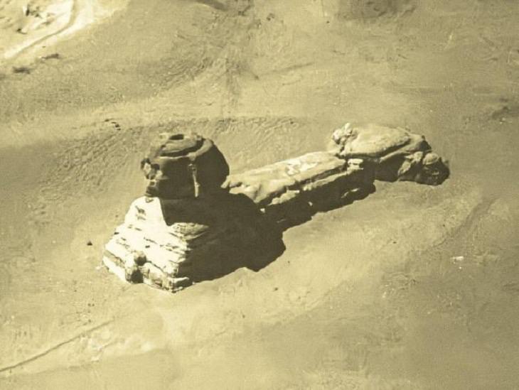 Una fotografía extraordinariamente rara de la Esfinge a fines del siglo XIX cuando todavía estaba cubierta de arena. La toma fue captada desde un globo aerostático.