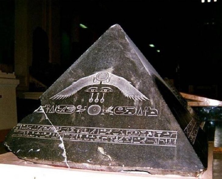 Un Piramidión asombrosamente bien conservado