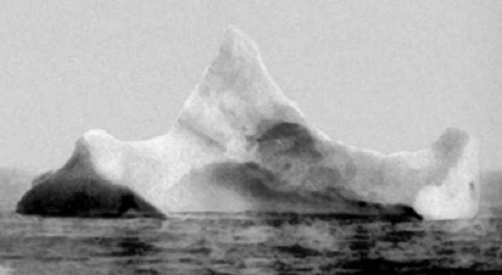 Esta es una foto de un iceberg con pintura negra y roja en el océano Atlántico. La tomó el mayordomo principal del transatlántico Prinz Adalbert en la mañana del 15 de abril de 1912, horas después de que el RMS Titanic se hundiera