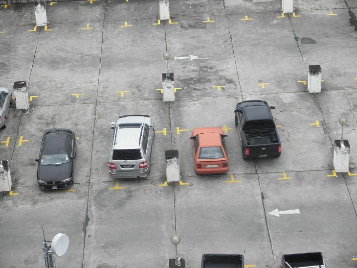 9. El estacionamiento entre líneas es para tontos