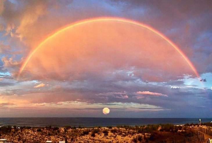 20. ¡Absolutamente impresionante! Un arco iris perfectamente centrado sobre una salida de la luna.