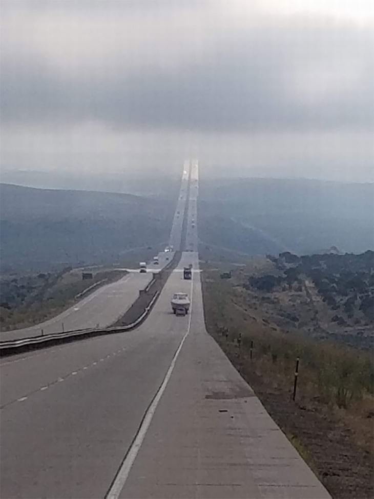 15. Esta sección de la I-80 en Wyoming lleva el apodo de 'autopista al cielo' ilusiones ópticas carretera al cielo
