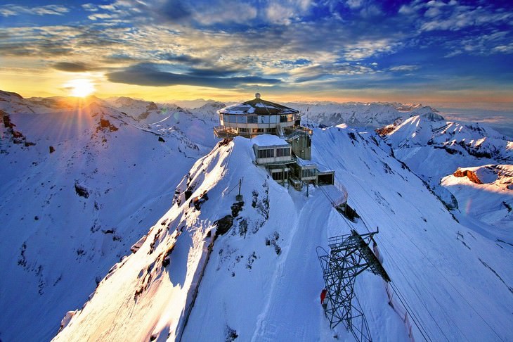 28. La Cumbre Schilthorn en los Alpes de Berna
