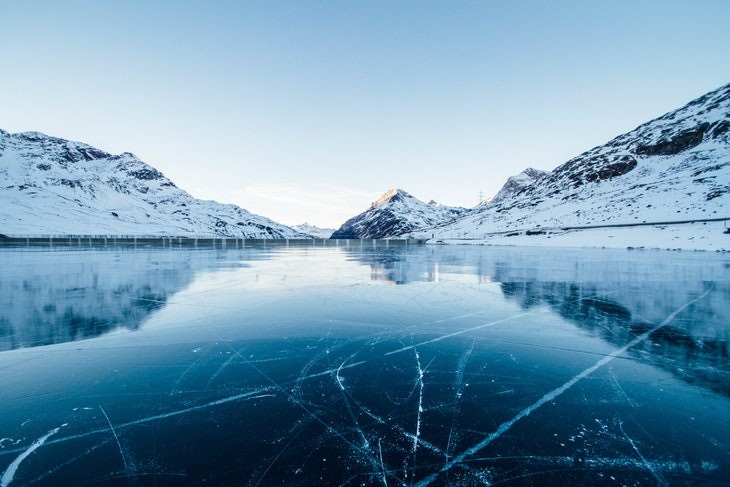 15. Lago Sarnersee parcialmente congelado cerca de Sachseln, Suiza