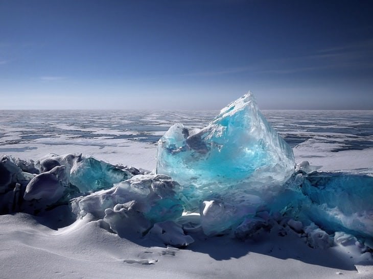26. Formaciones de hielo azul en Siberia, Rusia