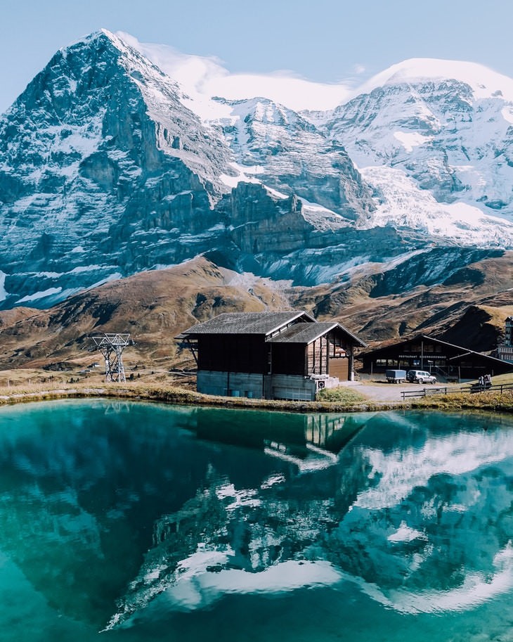 3. Montañas reflejadas en el lago en Sachseln, Suiza