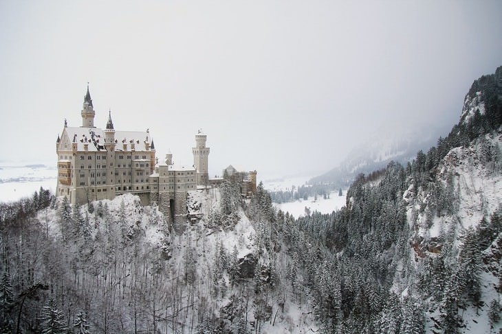 6. El castillo de Neuschwanstein salpicado de nieve en Baviera, Alemania