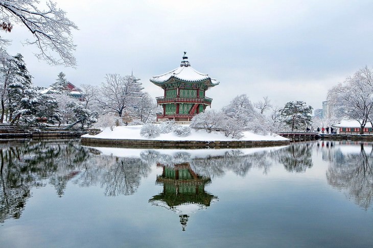 13. Vistas invernales del Palacio Gyeongbok en Seúl, Corea del Sur