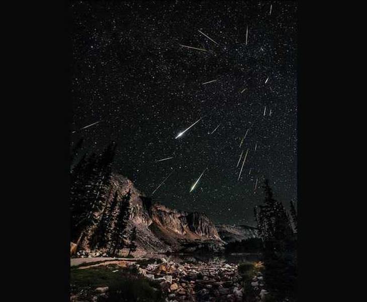 18 Fotos Acampando Bajo Las Estrellas Una composición de varias imágenes, mostrando la lluvia de meteoros Peseids, Wyoming.