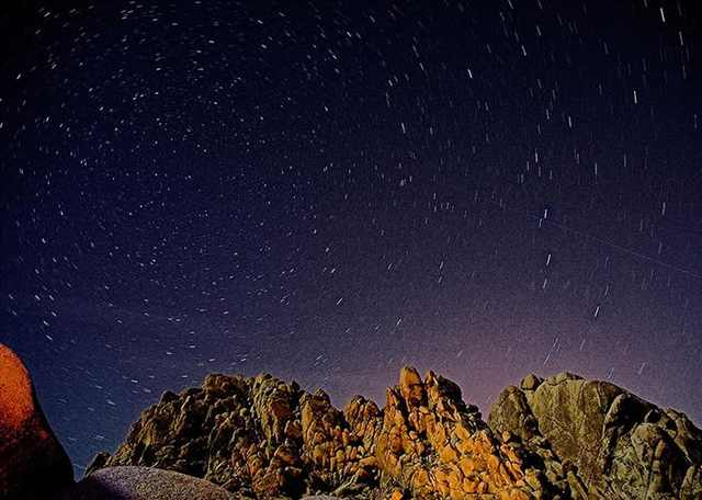 18 Fotos Acampando Bajo Las Estrellas Estrellas sobre el Parque Nacional Joshua Tree.