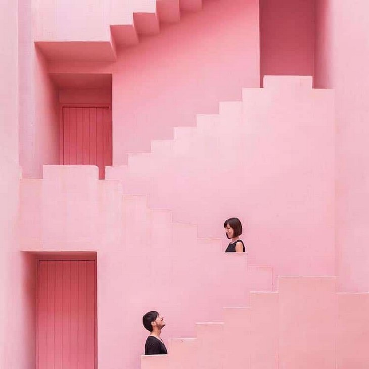 Fotos Daniel Rueda y Anna Devis escaleras de color rosa