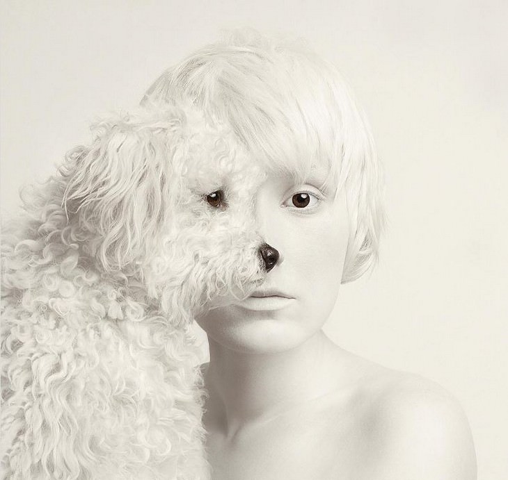 Fotos De Flora Borsi mujer con poodle