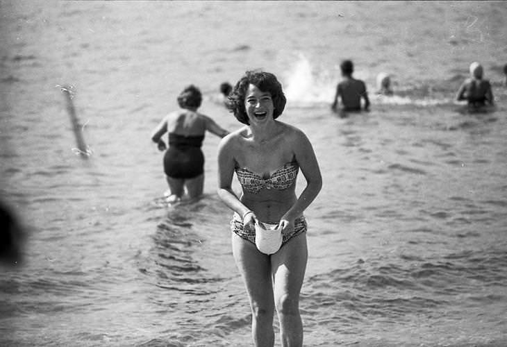 23 Fotografías Callejeras Del Siglo XX Que Te Dejarán Asombrado mujer en la playa