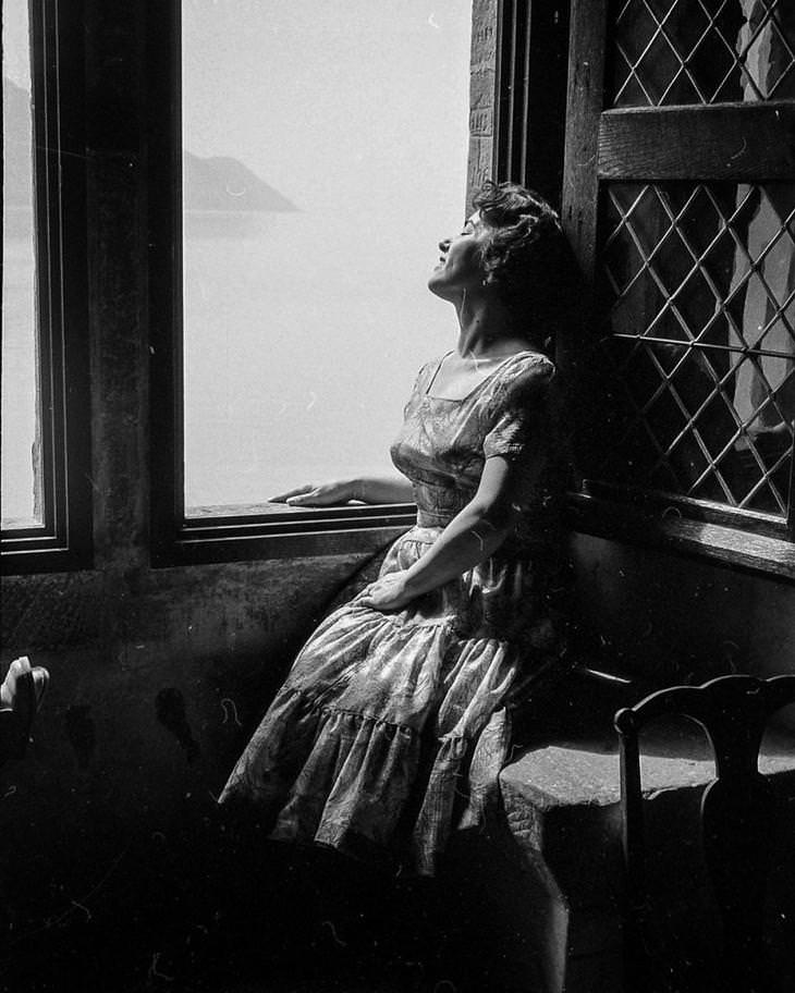 23 Fotografías Callejeras Del Siglo XX Que Te Dejarán Asombrado mujer en la ventana