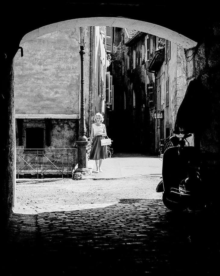 23 Fotografías Callejeras Del Siglo XX Que Te Dejarán Asombrado mujer caminando por la calle