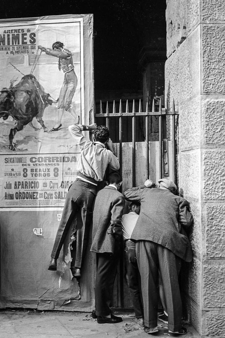 23 Fotografías Callejeras Del Siglo XX Que Te Dejarán Asombrado hombres mirando por una ventana