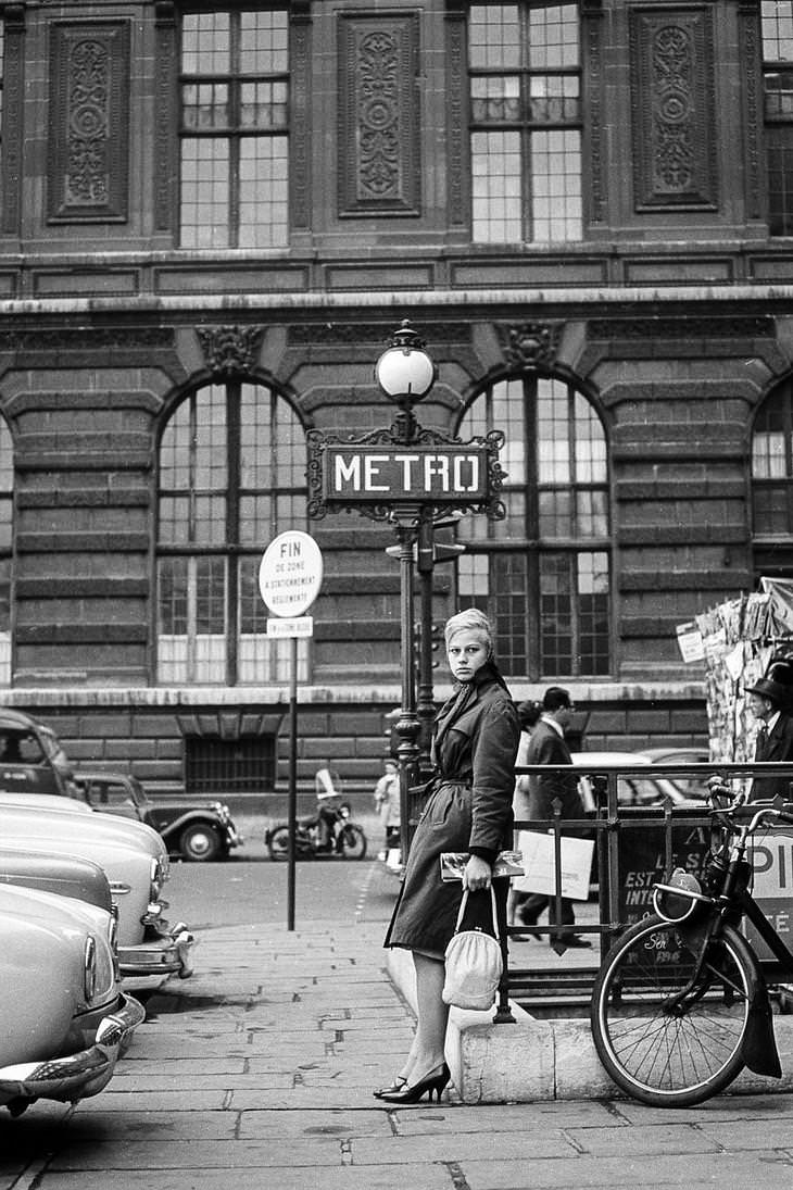 23 Fotografías Callejeras Del Siglo XX Que Te Dejarán Asombrado mujer afuera de la estación del metro