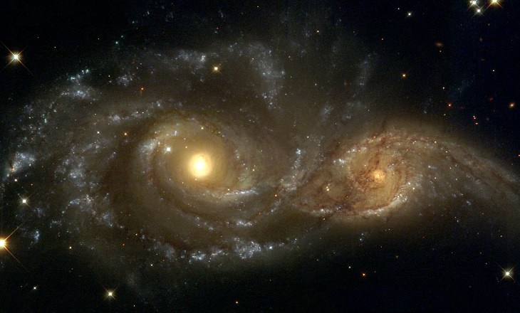 Colisión de las galaxias espirales NGC 2207 (izquierda) e IC 2163 (derecha)
