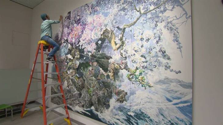 Las Enormes y Hermosas Pinturas De Manabu Ikeda el artista pintando flores