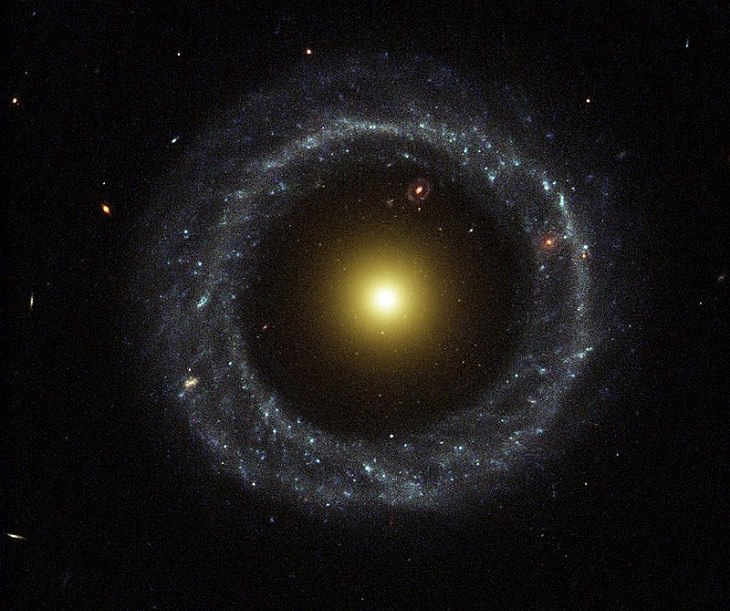 El objeto de Hoag, una galaxia anular inusual con un núcleo amarillo