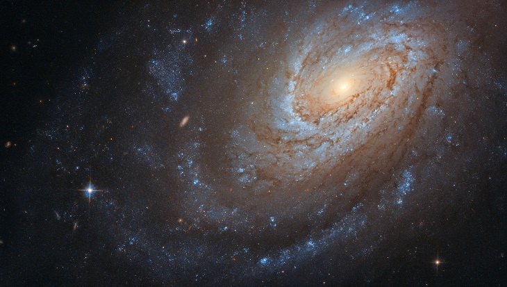 Galaxia NGC 4651, una galaxia caníbal que consume galaxias más pequeñas