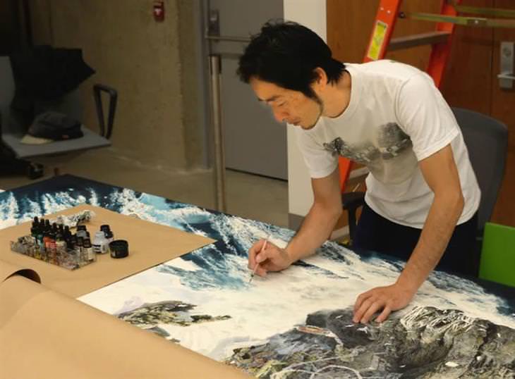 Las Enormes y Hermosas Pinturas De Manabu Ikeda el artista pintando sus creaciones