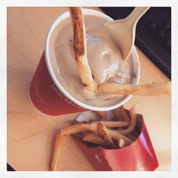  Papas fritas con helado en lugar de ketchup.
