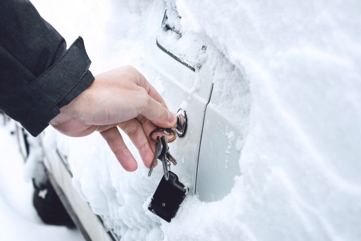 1. Cerradura congelada y puerta del coche atascada