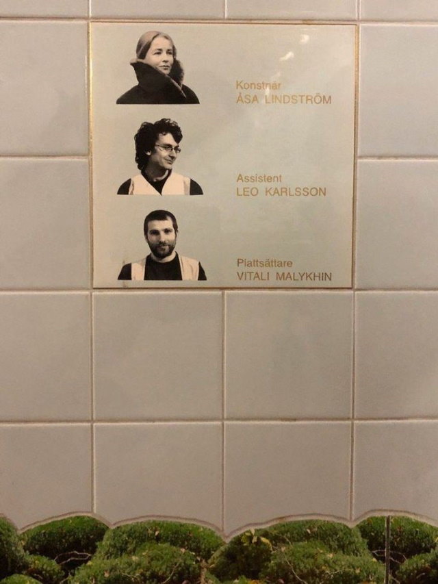 13. Esta placa en la estación de metro T-Centralen en Estocolmo conmemora no solo a la artista que la creó, sino también a su asistente e incluso al alicatador.
