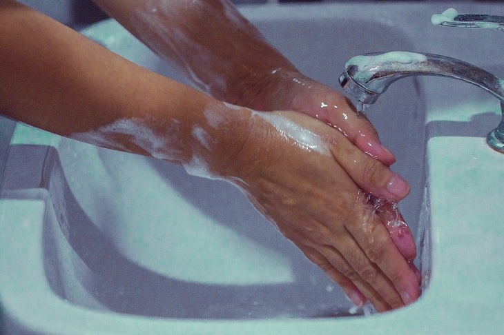 1. No practicar la higiene de manos antes y después de quitarse la mascarilla