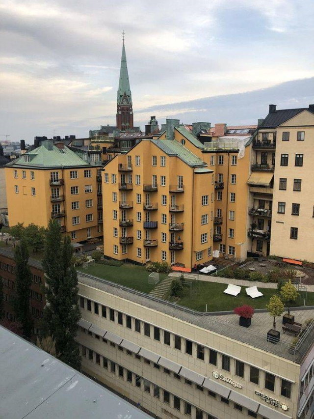 1. En Estocolmo, la capital de Suecia, hay edificios encima de otros edificios.