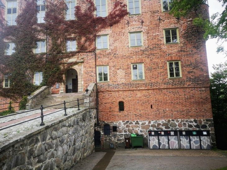 9. Los botes de basura de reciclaje de este castillo sueco de 500 años de antigüedad están pintados para combinar con los cimientos de piedra.