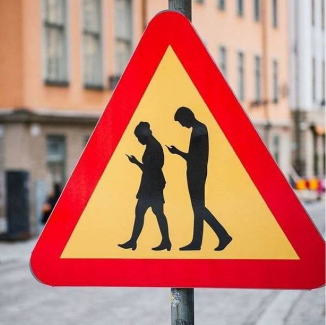 2. Esto no es una broma, es una señal de tráfico real en Estocolmo que advierte a los conductores que se encuentren con peatones profundamente absortos en sus teléfonos inteligentes.