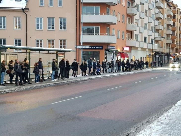 5. Sí, los suecos hacen fila mientras esperan el transporte público.