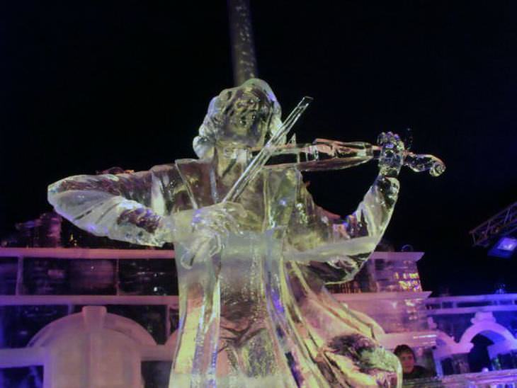 estatuas de hielo violinista