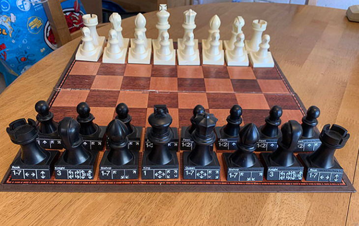 "Este juego de ajedrez de 1972 tiene los movimientos válidos para cada pieza estampados en sus bases, lo que hace que el juego sea mucho más fácil de aprender para los principiantes"