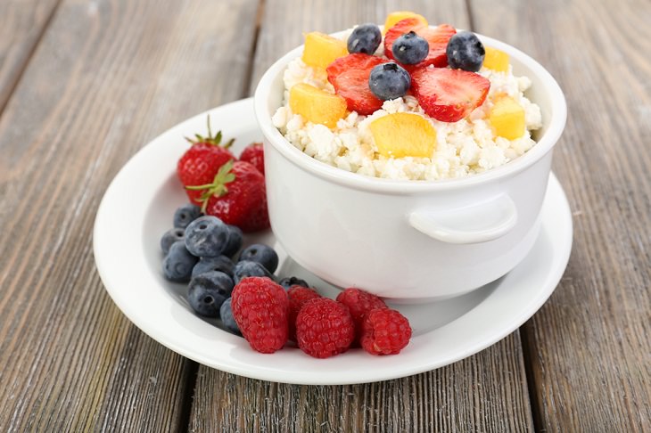 5 Recetas Saludables y Rápidas Requesón con frutas variadas