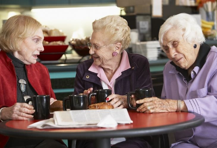 Chiste: Tres Ancianas Tomando El Té